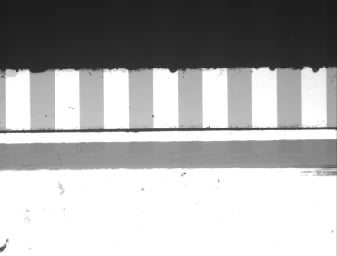 Real source capture: alternating bands and repeated pattern edges are visible.